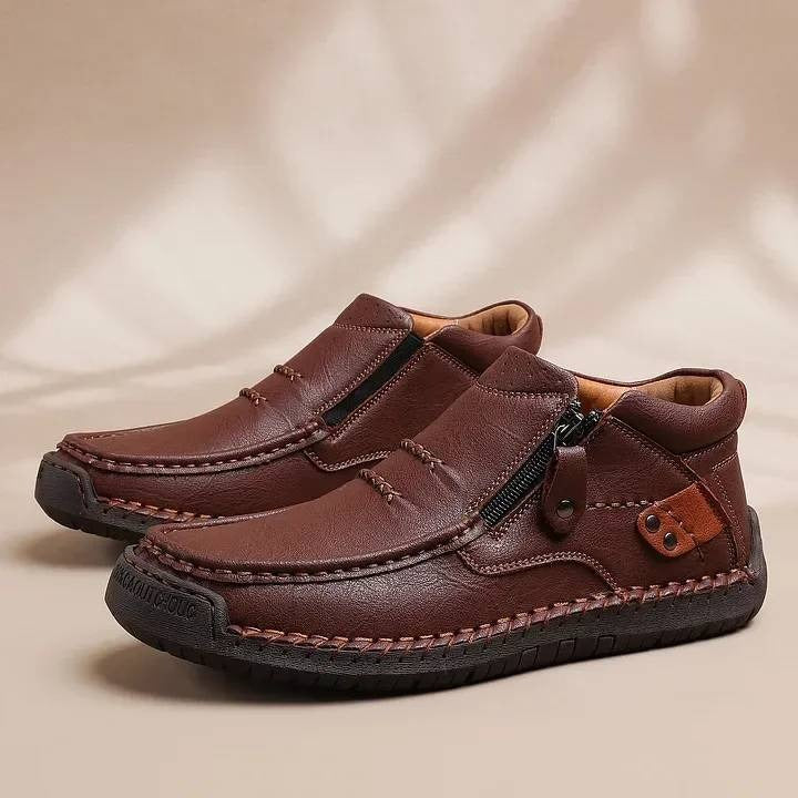 【50% OFF】【38–48】Férfi prémium bőr outdoor cipő – kézzel varrott, bebújós fazon, magas szár